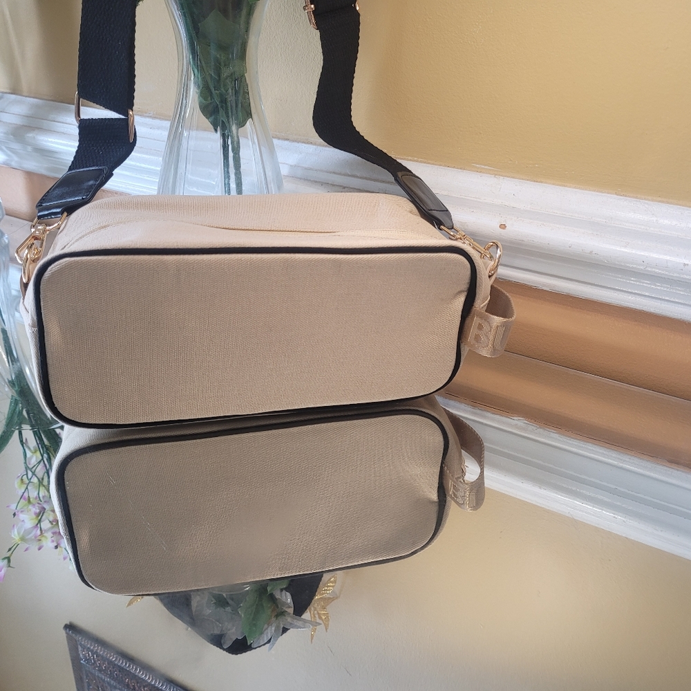 - Burberry Pouch - Picture 6 of 10